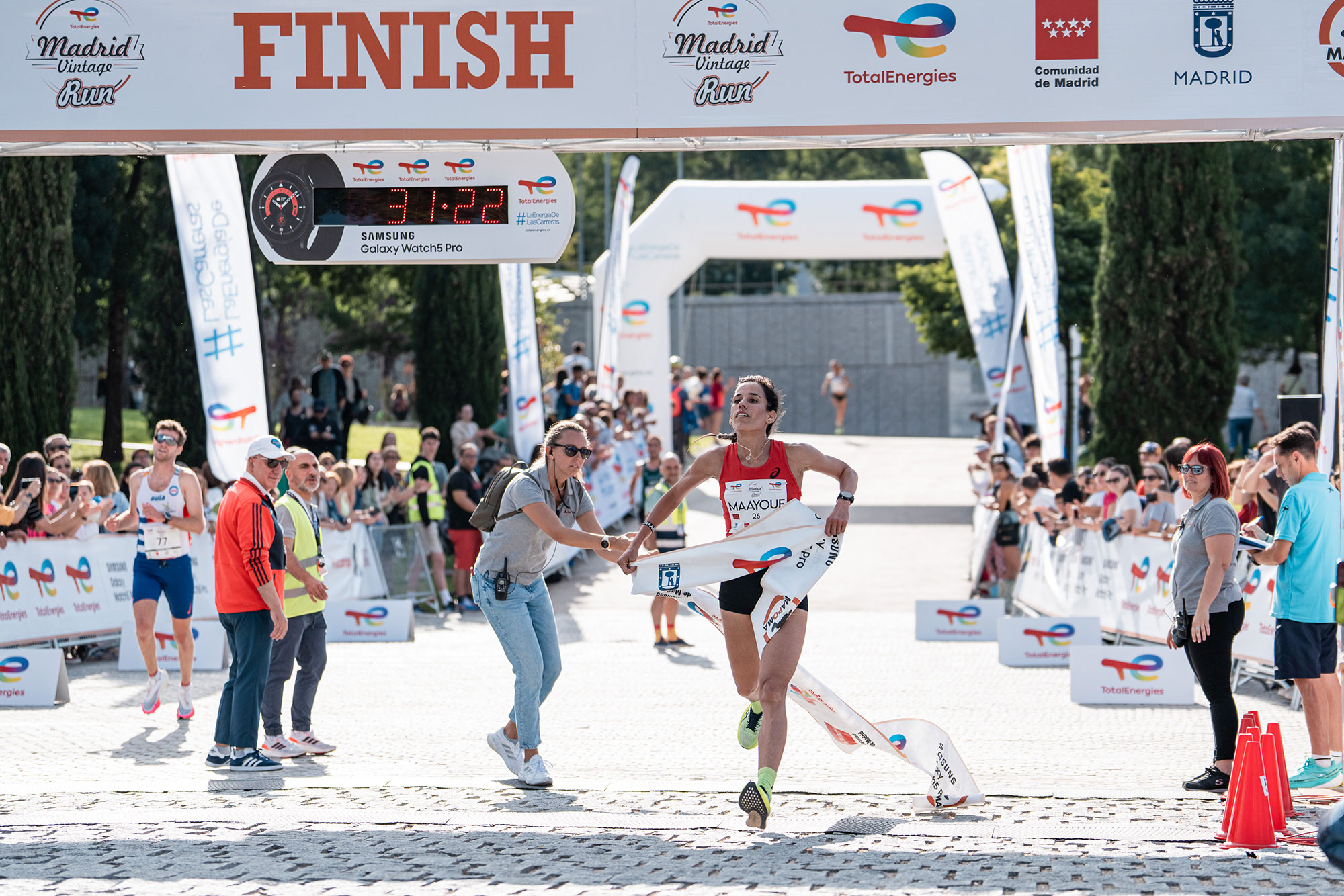 La marroquí Majida Maayouf consigue el nuevo record de la prueba en categoría femenina en la Madrid Vintage Run by TotalEnergies