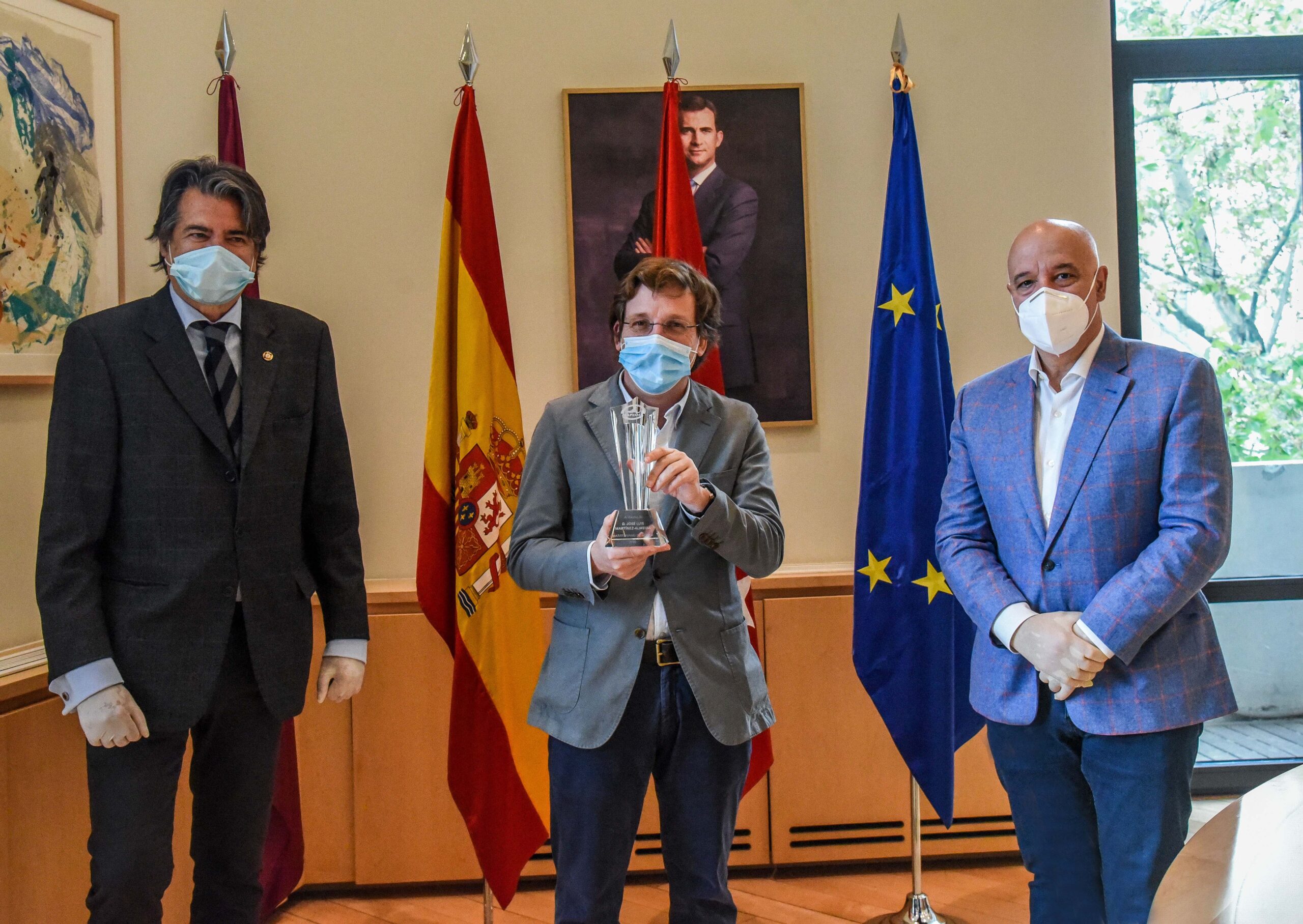 Mapoma y el alcalde de Madrid entregan el donativo solidario a Cáritas por la Madrid Virtual Run