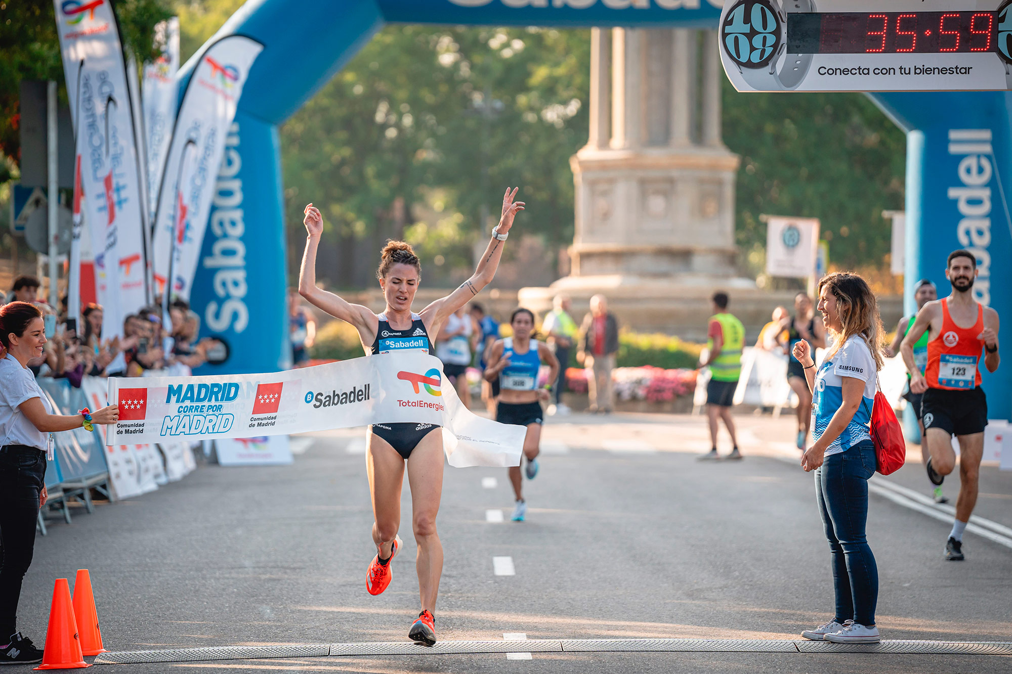 La capital se tiñe de azul con los 9.000 participantes de Madrid corre por Madrid